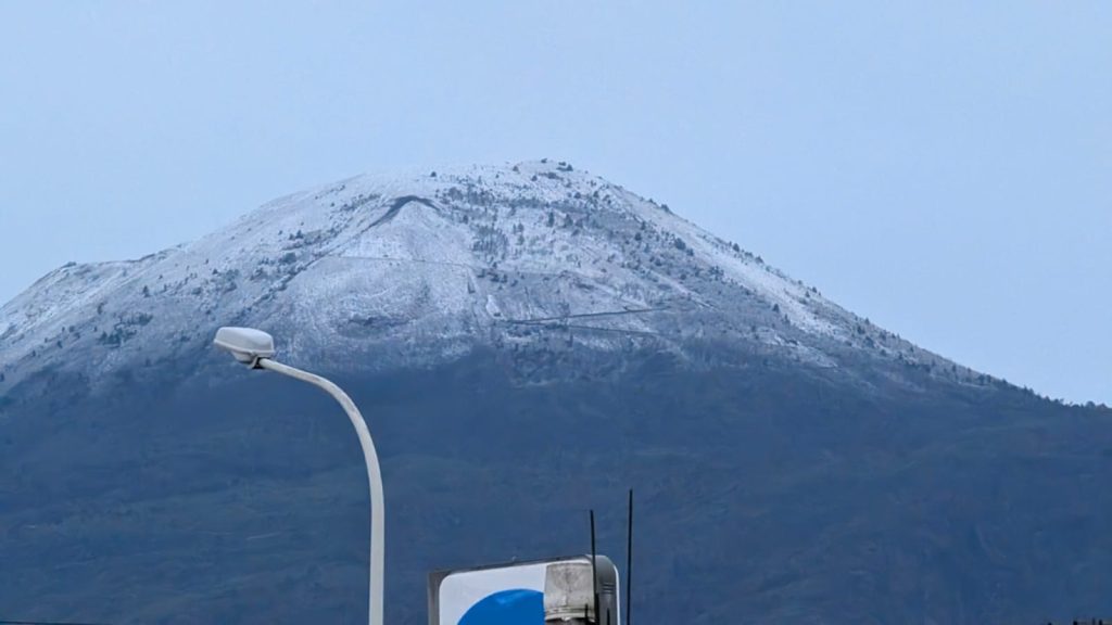 Napoli, il Vesuvio si imbianca a sorpresa: crollano le temperature nel pomeriggio
