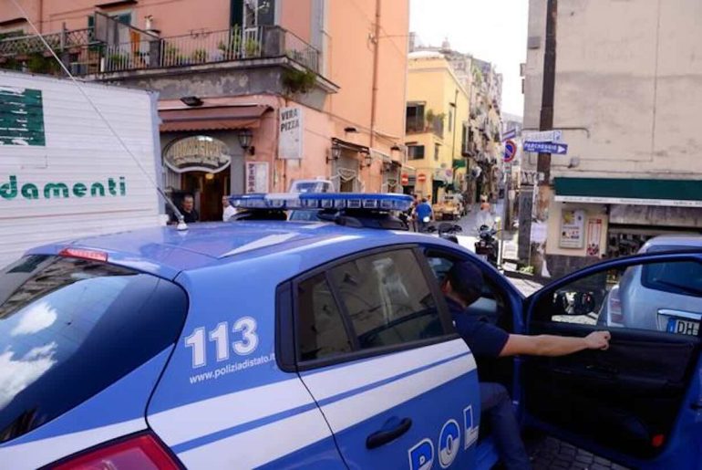 Napoli, coppia di spacciatori sorpresa in casa al Cavone: arrestati con cocaina e bilancino