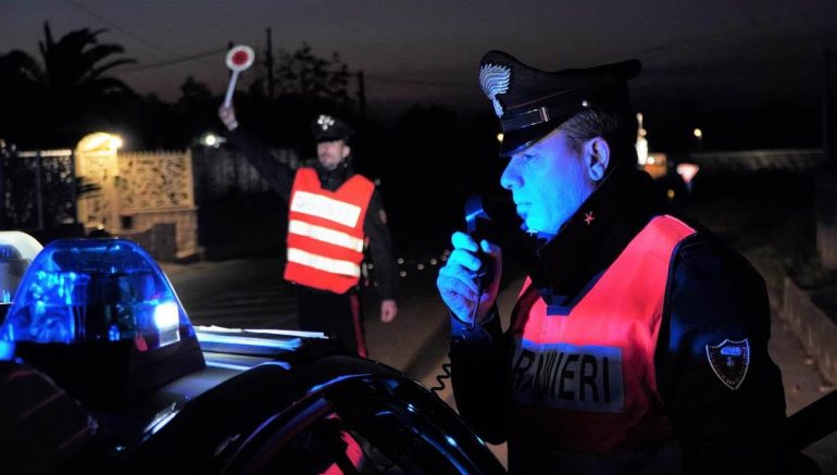 Evasione e spaccio sotto casa: 23enne ai domiciliari beccato mentre vende hashish