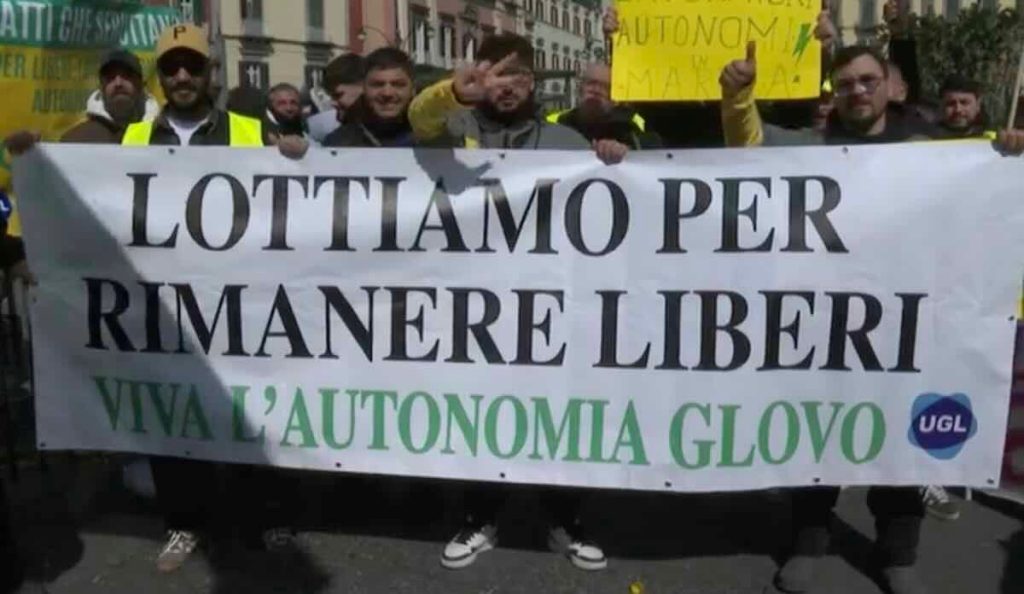 Rider in piazza a Napoli: «Giù le mani da Glovo». Scontro tra Ugl e Cgil