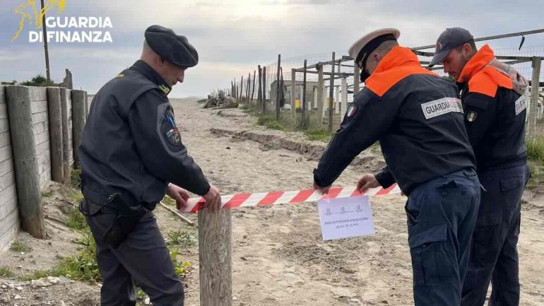 Litorale casertano liberato dall’abusivismo: sequestri e demolizioni, restituiti migliaia di metri di costa
