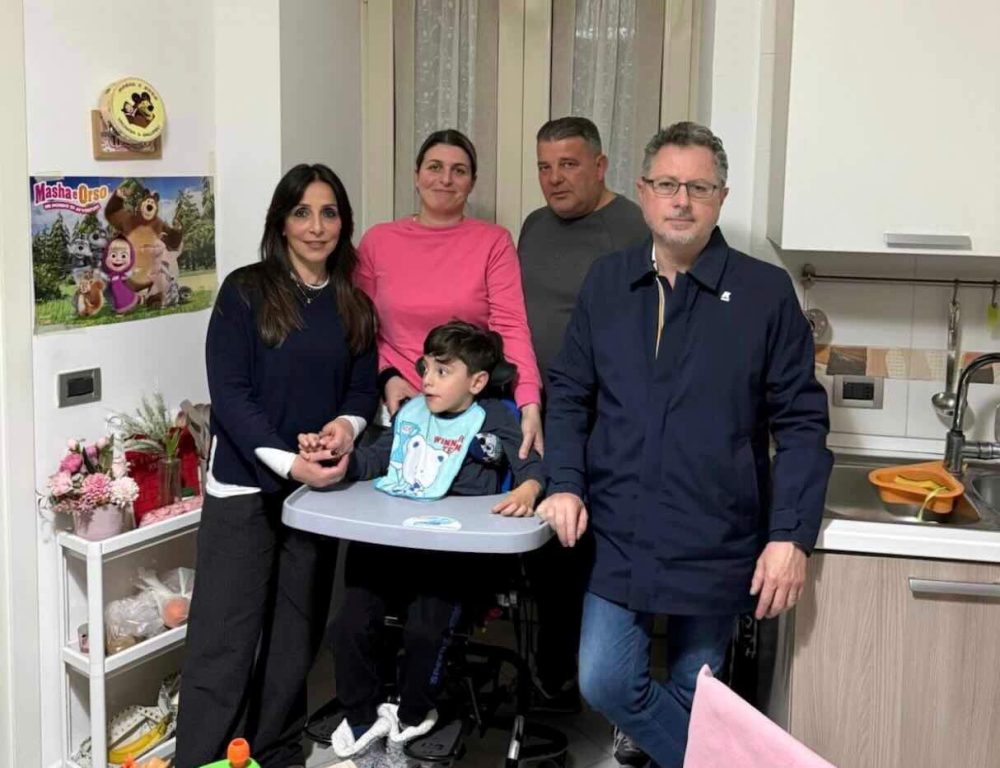Pozzuoli, Francesco Pio, 6 anni, intrappolato in un primo piano senza ascensore