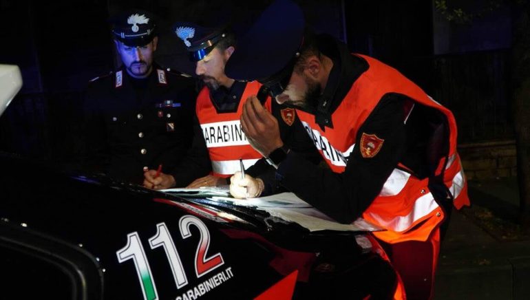 Pusher fugge per 500 metri ma viene acciuffato: aveva 48 dosi di cocaina