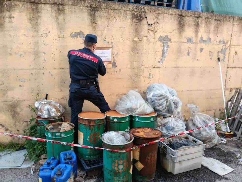 Rifiuti pericolosi abbandonati all’aperto in azienda calzaturiera: sequestro Carabinieri Forestali a Carinaro