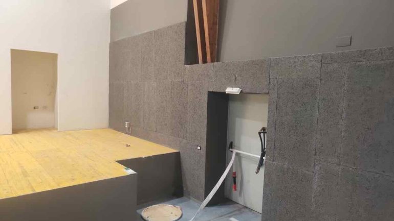 Vandalizzata sala teatro a Giugliano. il Sindaco: «Responsabili pagheranno»