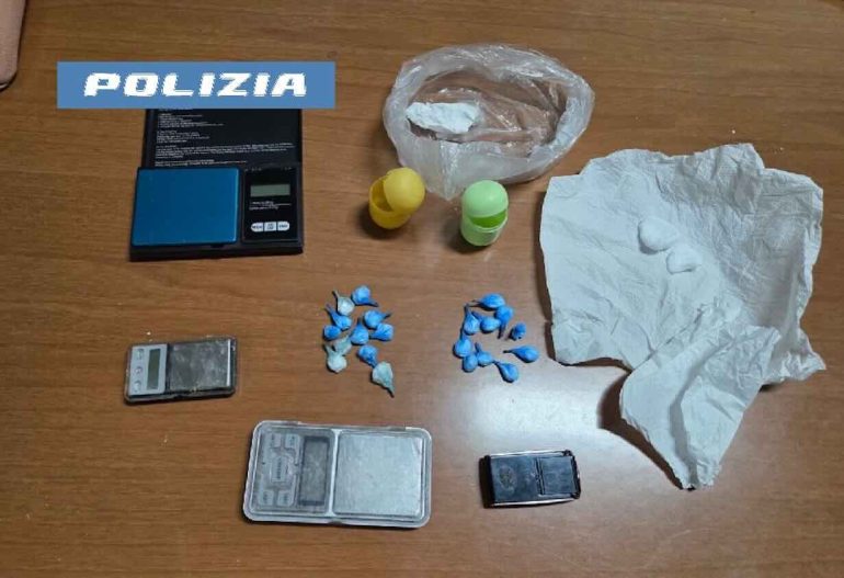 Napoli, blitz dei Falchi a Calata Trinità Maggiore: arrestata spacciatrice 45enne