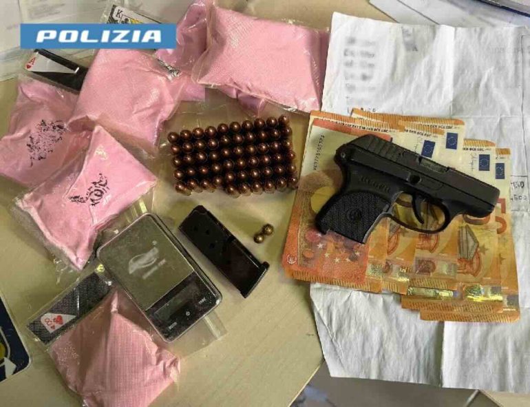 Barra, pistola con matricola abrasa e 350 grammi di cocaina rosa nascosti nell’armadio: arrestato 20enne