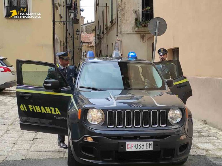 Medici nei guai nel Cilento, stop per un anno a due sanitari: accuse di truffa e false cartelle cliniche