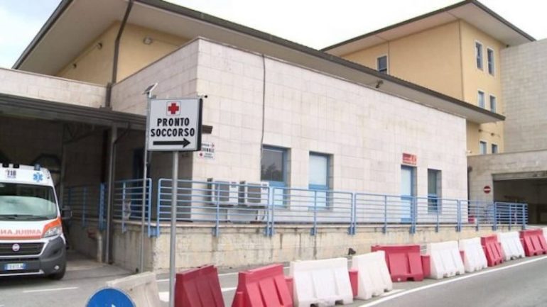 Ubriaco semina il panico al Moscati: aggredisce vigilantes e poliziotti, arrestato