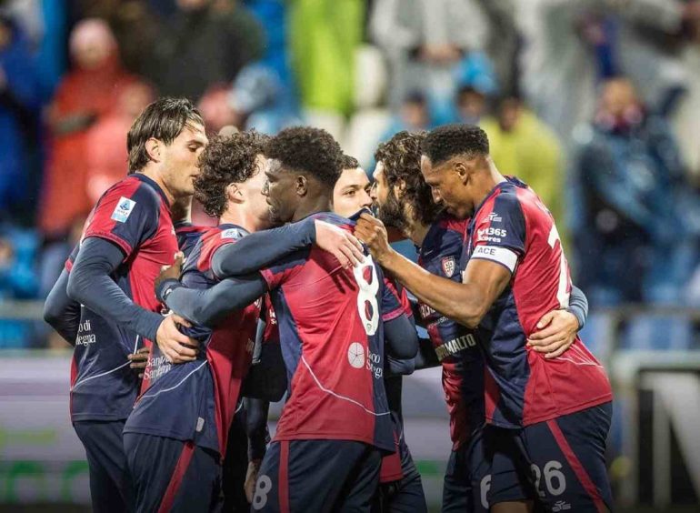 Cagliari, squadra in ritiro anticipato verso il Napoli dopo il ko di Pisa
