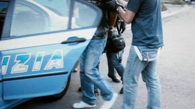 Caivano, folle inseguimento per le vie del centro: arrestato pusher 27enne