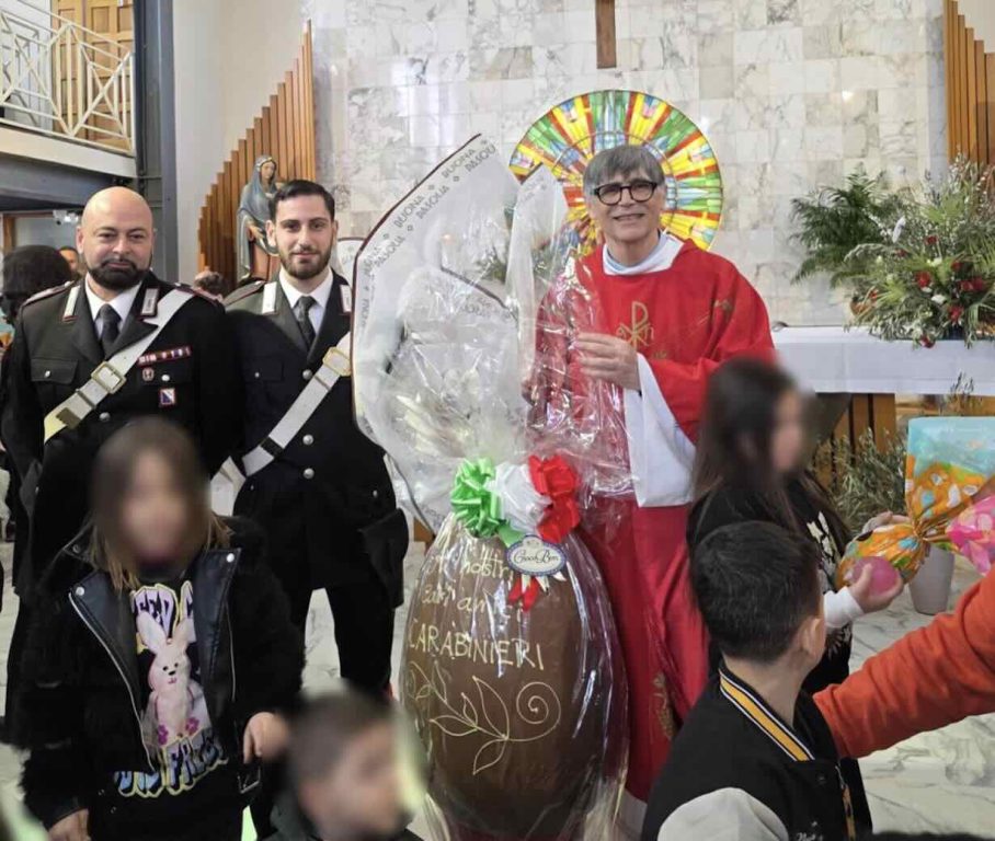 Caivano, i bambini del Parco Verde regalano uovo di Pasqua gigante ai Carabinieri