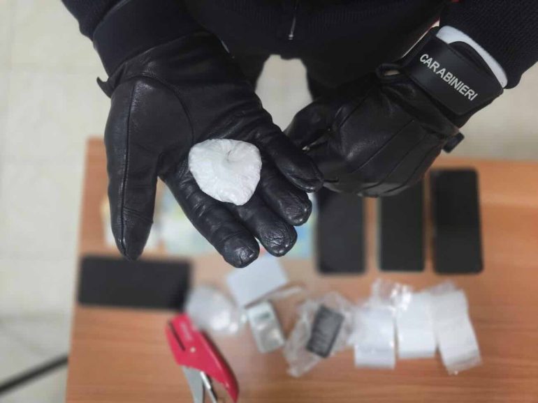 Caivano, spaccia cocaina mentre è ai domiciliari: arrestato 49enne