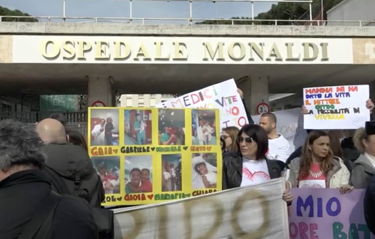 La protesta davanti al Monaldi