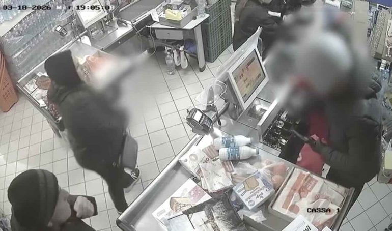 Casalnuovo: rapinatore solitario assalta lo stesso market due volte in cinque giorni