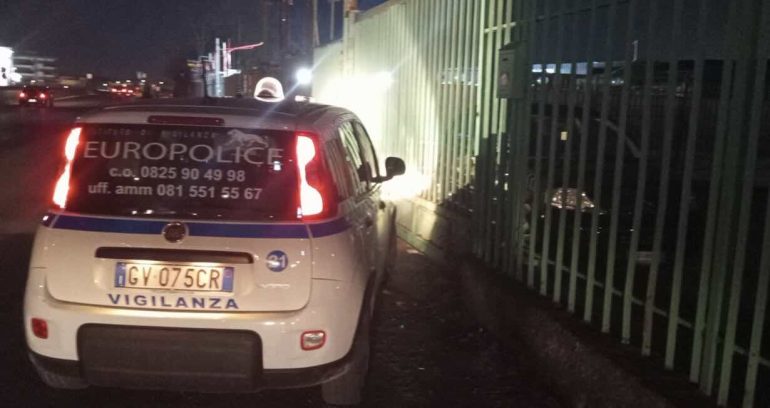 Casavatore, furto sventato nella notte: vigilantes sorprendono i ladri in carrozzeria