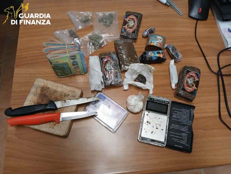 Caserta, droga e contanti in casa: arrestato 28enne