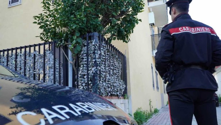 Caserta, piazza di spaccio casalinga: arrestati mamma e figlio