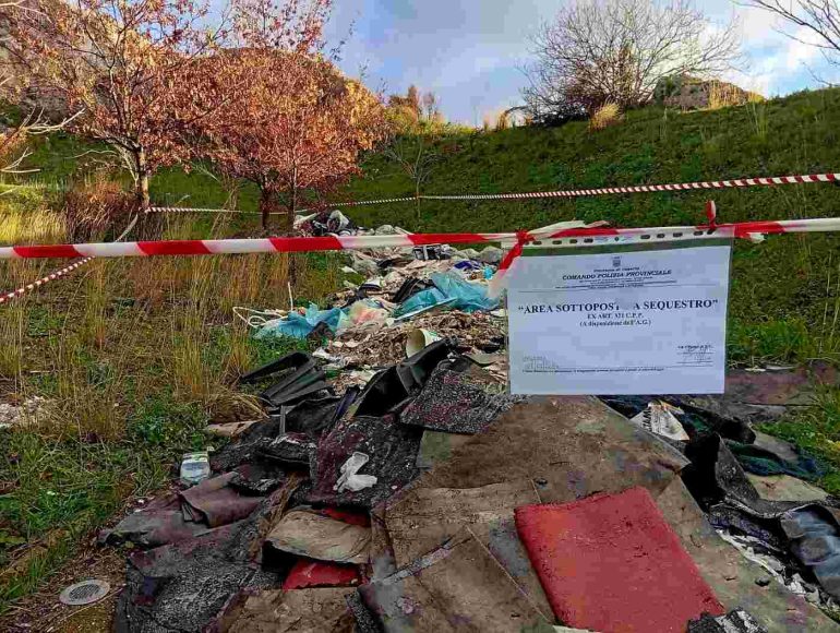 Caserta, scoperta discarica abusiva in una cava dismessa: area sequestrata