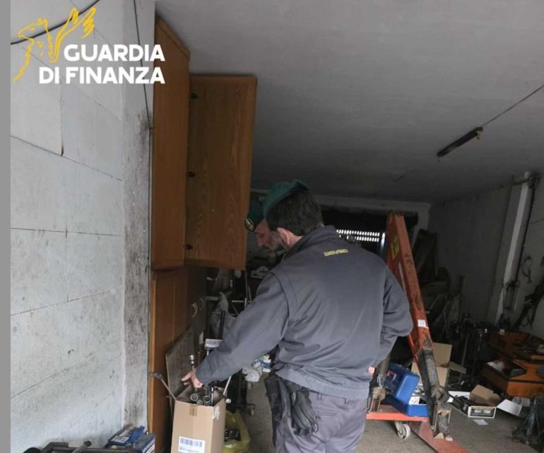 Caserta, scoperta officina abusiva con rifiuti pericolosi: sequestrata area di 110 mq