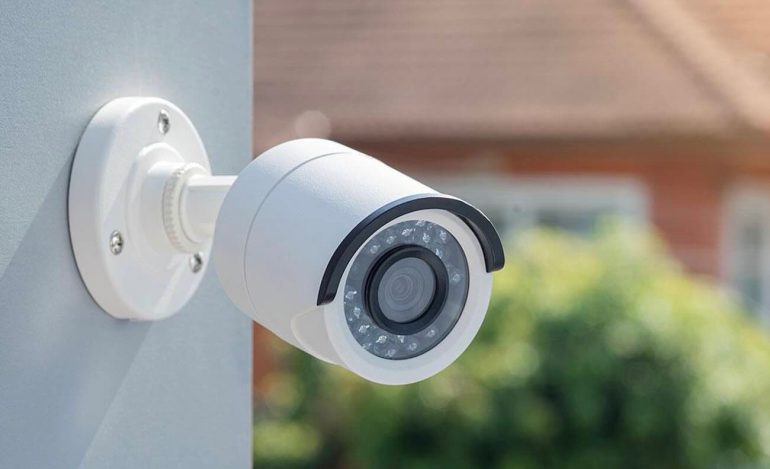 Cocaina in casa e telecamere all’esterno: arrestati marito e moglie a Cimitile