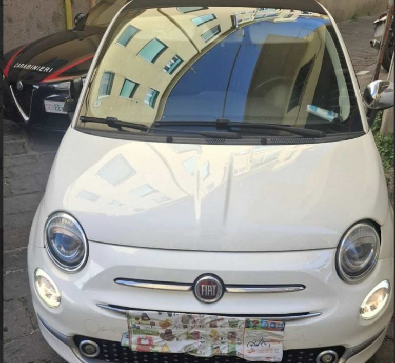 Copre le targhe con i volantini del supermercato per sfuggire ai controlli: denunciata 47enne