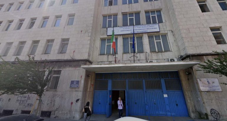 Corruzione e permessi per immigrati: sospeso il direttore dell’Ispettorato del Lavoro di Napoli