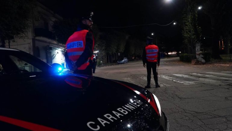 Curti, lite furiosa in un bar: minacce al titolare e porta sfondata