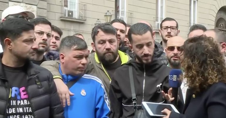 Epatite A, la protesta dei pescivendoli a Napoli: «Le fake news ci stanno mettendo in ginocchio»