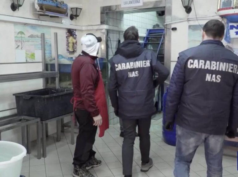 Epatite A, raffica di controlli tra Napoli e provincia: sequestrati oltre 600 chili di prodotti
