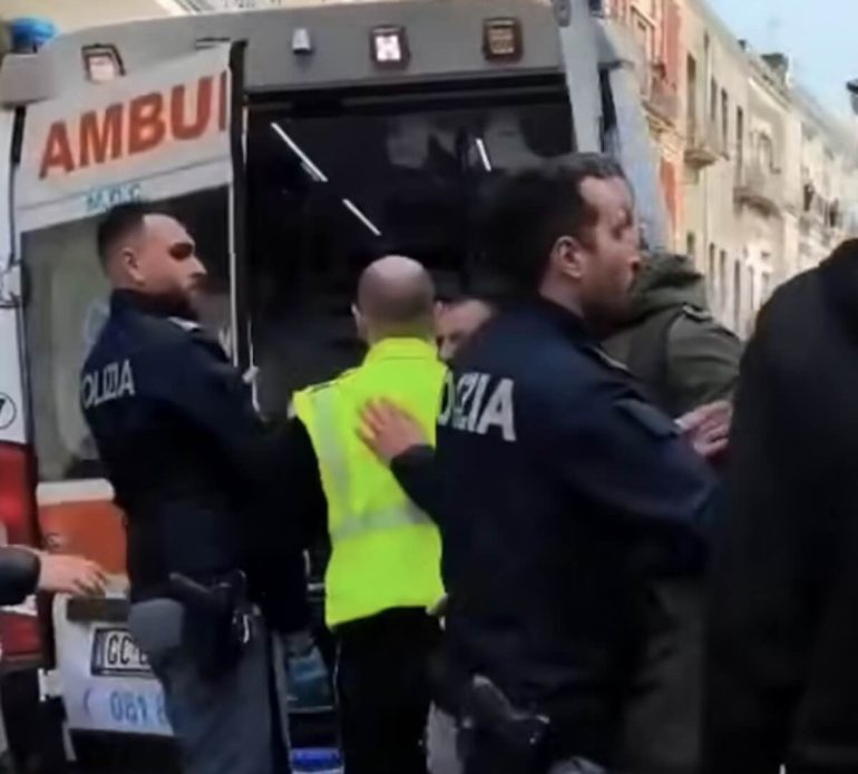 Follia a Torre Annunziata: sfonda la porta e accoltella la vicina e il figlio minore, arrestato 40enne