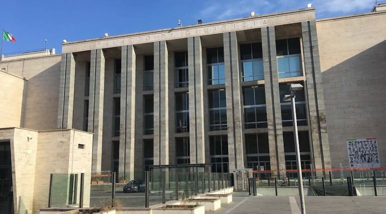 Fondi UE e mazzette hi-tech: il GIP frena sugli arresti, ma l’inchiesta si allarga