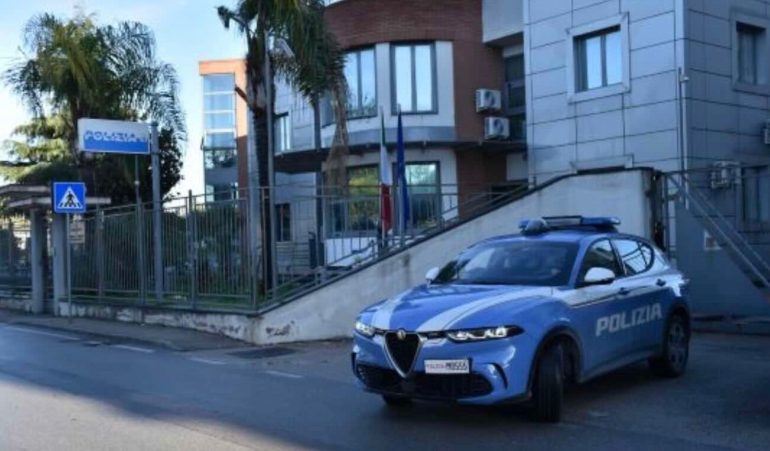 Frattamaggiore, 18enne arrestata con hashish e coltello: fermata in scooter in via Roma