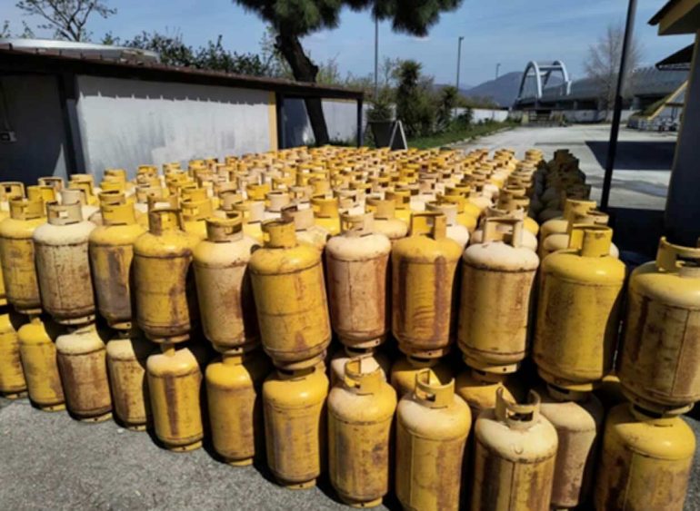 GPL irregolare, maxi sequestro nel Napoletano: oltre 13 tonnellate tra bombole e autobotte senza licenze