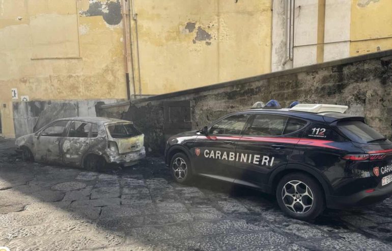 L'auto incendiata a Gragnano