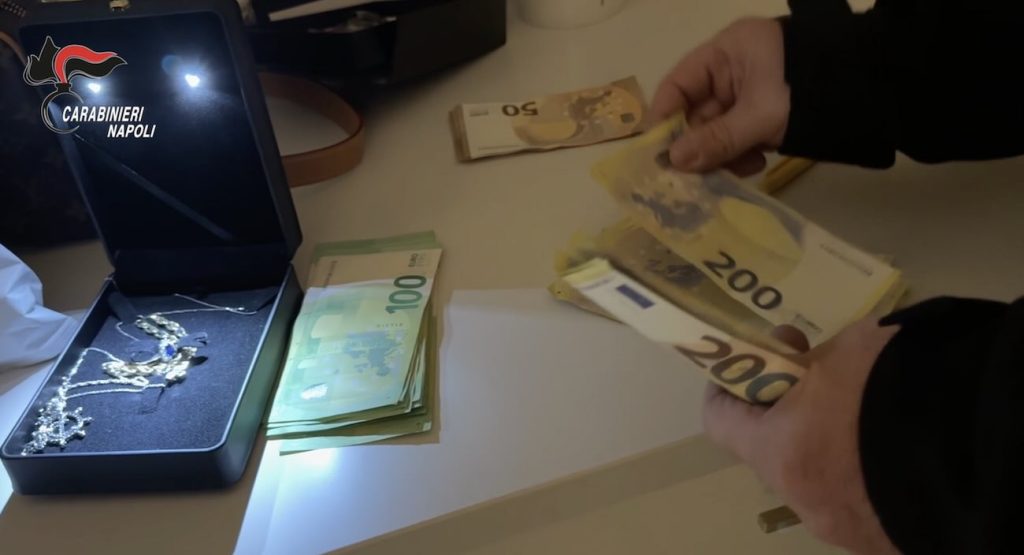 I bancomat della camorra, sgominata la rete di cyber-truffe del clan Mazzarella: 16 arresti