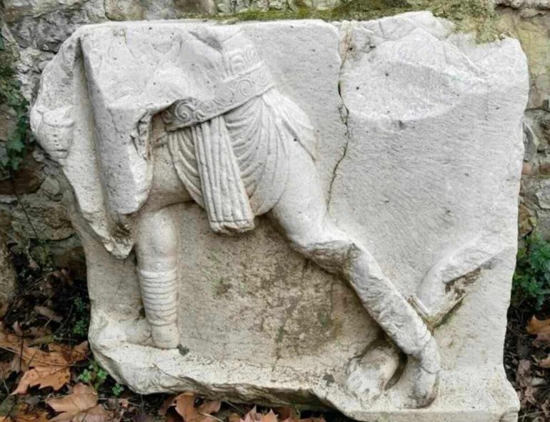 I gladiatori dell’Appia: riaffiora nel Beneventano un monumentale sepolcro romano