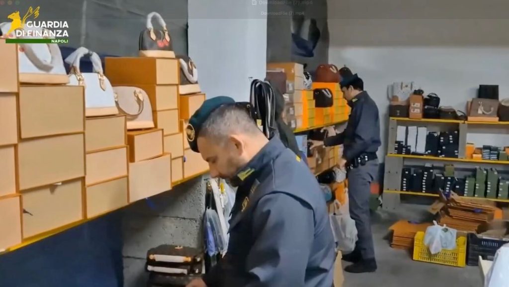 Il Centro Commerciale del falso a San Giorgio a Cremano: sequestrati 25mila capi