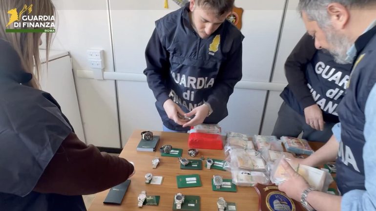 Il lusso tarocco viaggia sul web: smantellata la banda dei cloni di Rolex e Patek Philippe