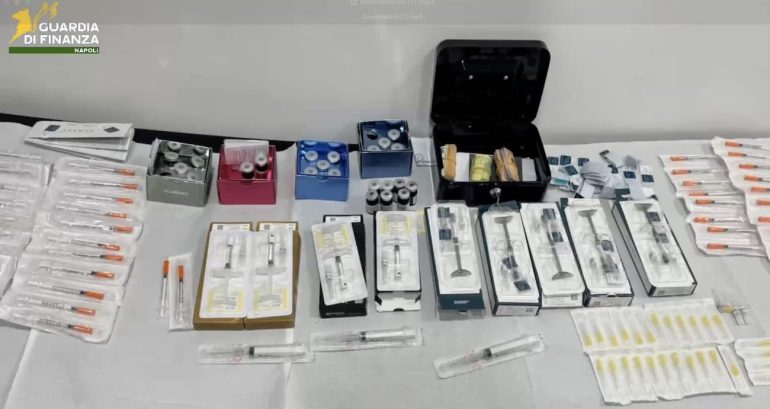 Il «ritocco» corre su TikTok: scoperti e denunciati 8 chirurghi abusivi a Napoli