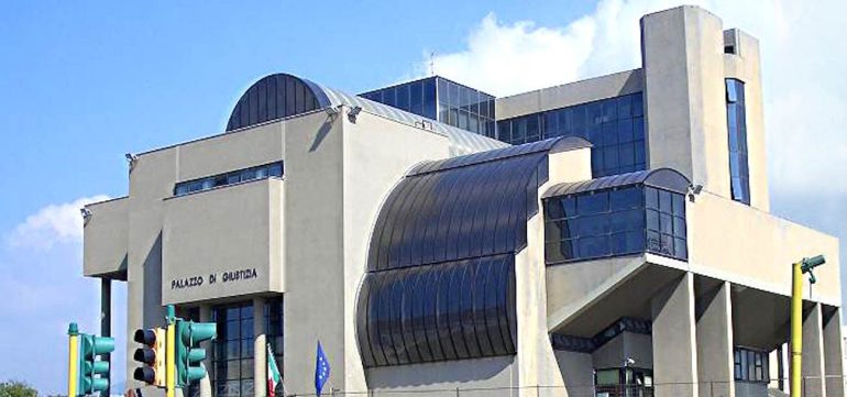 Incendio doloso a Vico Equense, distrutte tre auto davanti a un albergo: due arresti