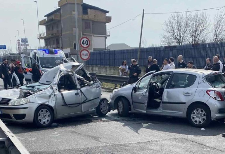 Incidente sulla Circumvallazione tra Melito e Arzano: auto distrutte e traffico in tilt