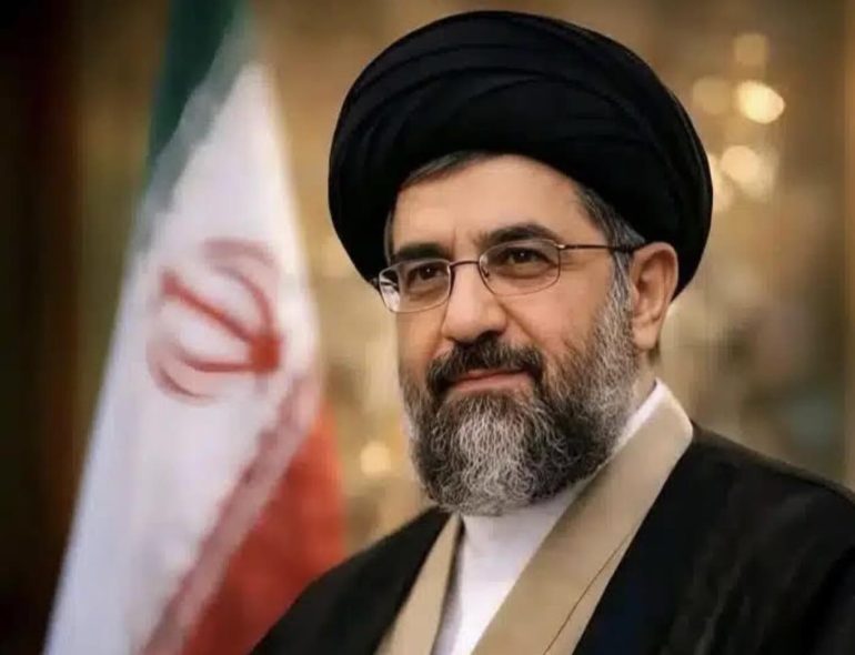 Iran, l’enigma Mojtaba Khamenei: il paradosso del potere ereditario e l’attentato israeliano