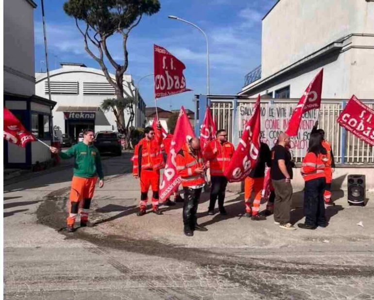 Lavoratori del 118 in protesta a Napoli: «Il contratto Multiservizi non tutela chi salva vite»