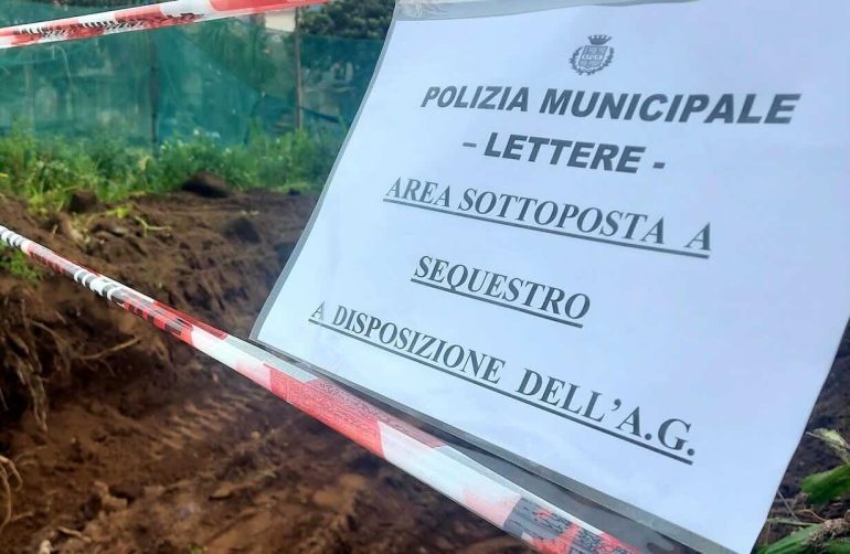 Il sequestro del muro abuviso