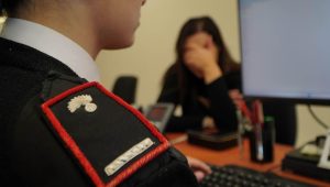 Lite notturna a Cesa, denunciato un 40enne: messaggi offensivi e guida in stato di ebbrezza