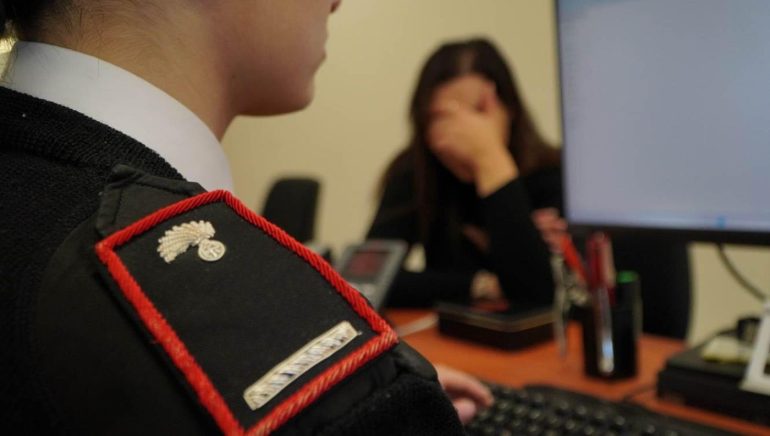 Lite notturna a Cesa, denunciato un 40enne: messaggi offensivi e guida in stato di ebbrezza