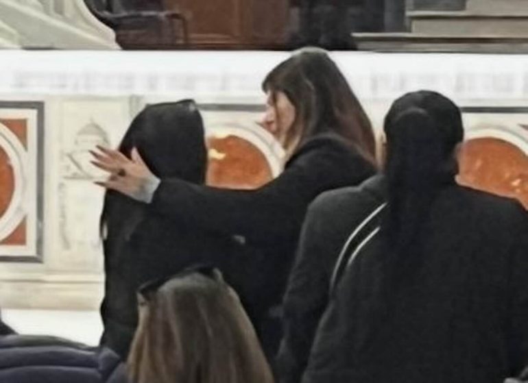 L'abbraccio tra la mamma di Domenico e la direttrice del Monaldi