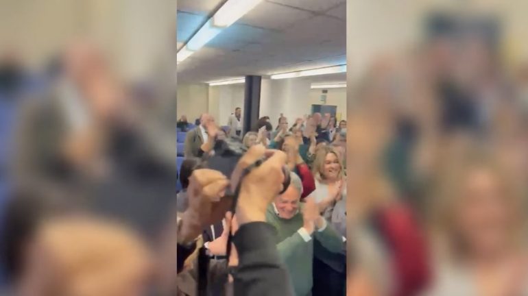 Magistrati in festa al Tribunale di Napoli: cori, brindisi e Bella ciao nella saletta dell’Anm