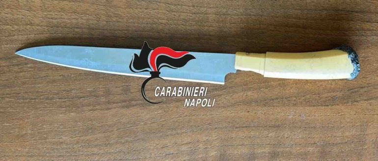 il coltello sequestrato al giovane gambiano